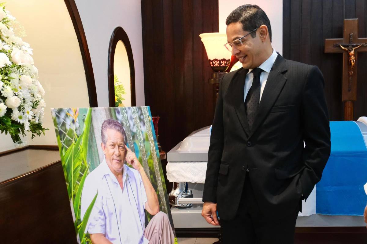 Max Canelas, hijo de Moisés Canelo, observa una fotografía de su famoso padre.