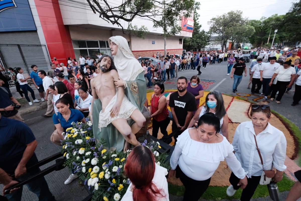 Procesión de Santo Entierro recorre calles de San Pedro Sula
