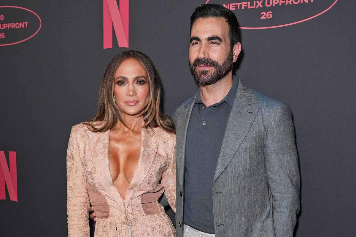 Jennifer López presume de la buena química que tiene con su colega, Brett Goldstein