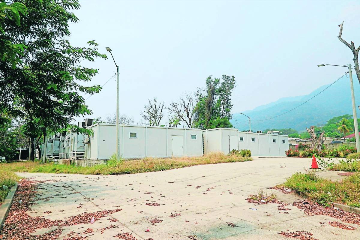 Deteriorándose está el hospital móvil, desde hace un año no se usa