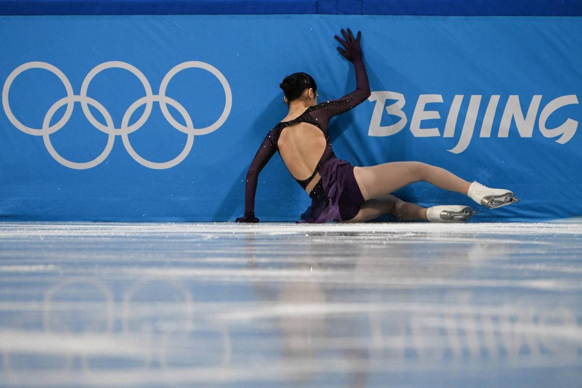 La patinadora china se cayó durante sus dos presentaciones individuales haciendo perder la medalla a su equipo.