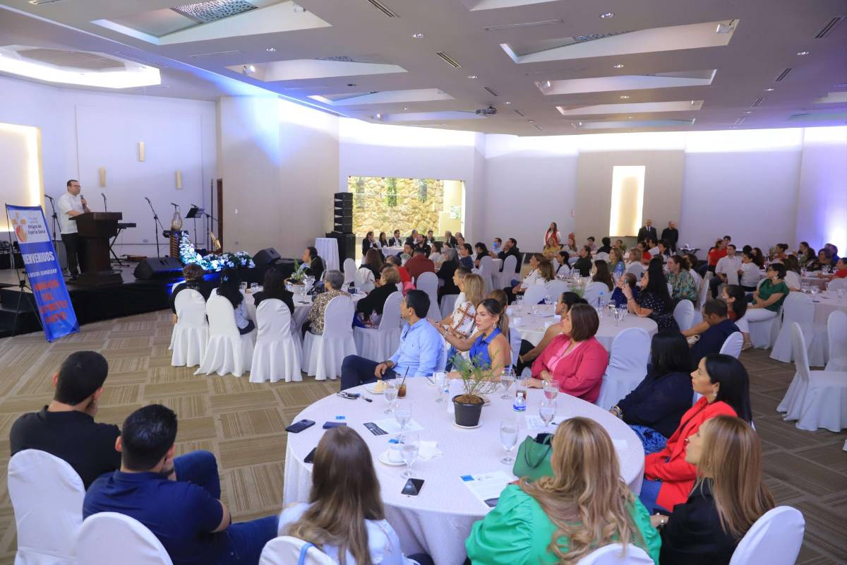 Familias sampedranas escucharon atentamente la prédica del religioso proveniente de Colombia.