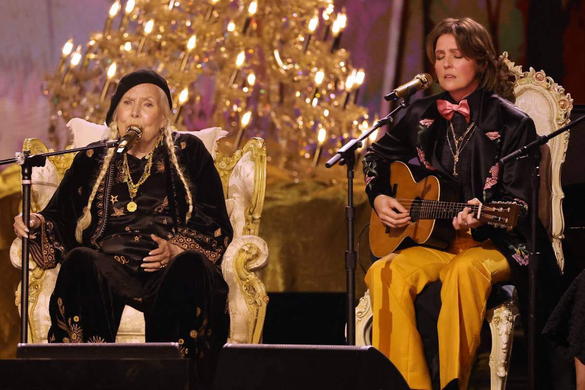 Joni Mitchell se presentó por primera vez en una premiación en los Grammy, estuvo acompañada de Brandi Carlile.