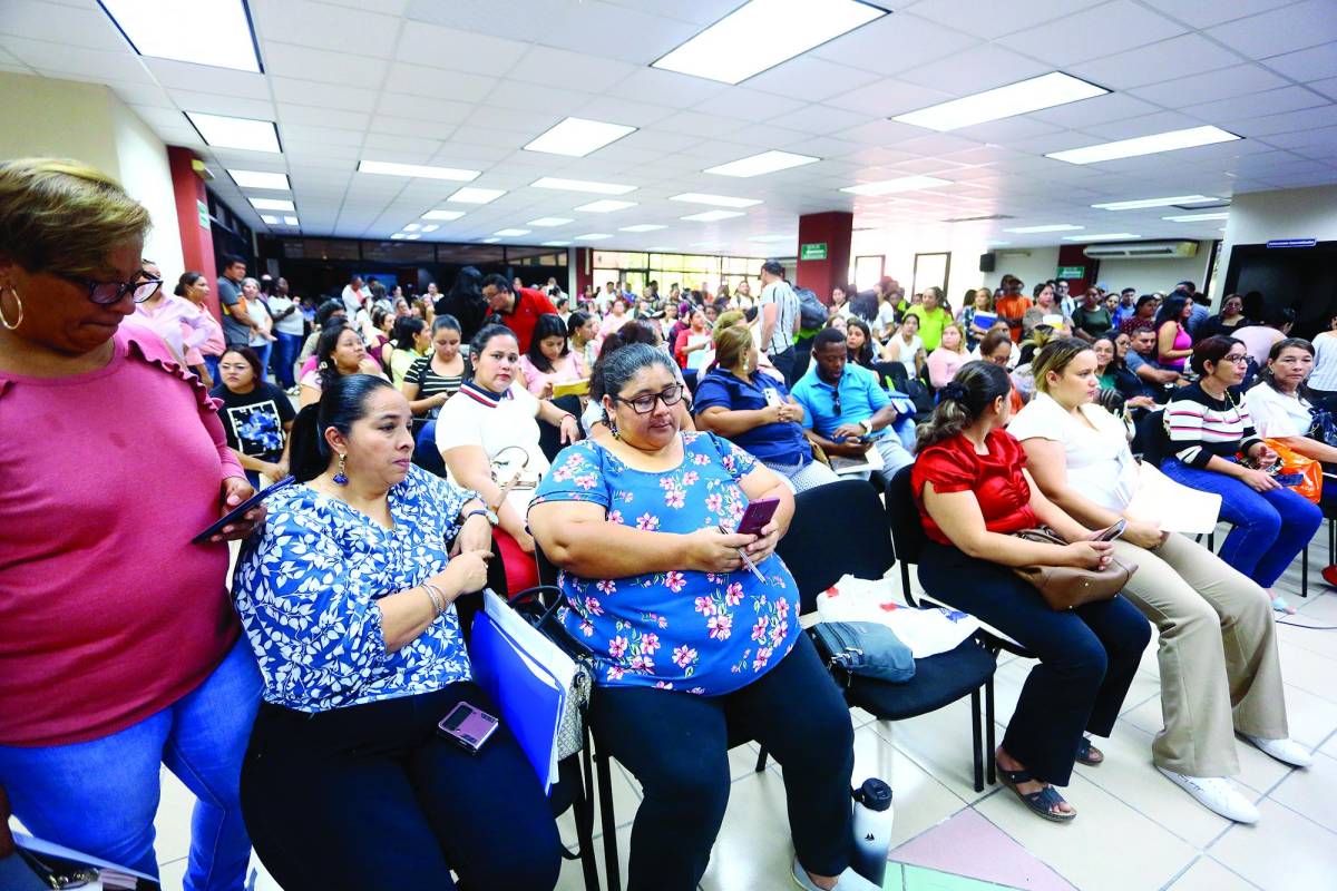 Decenas de maestros de Cortés estuvieron ayer en las audiencias públicas para asignación de plazas.