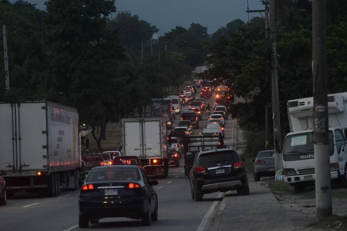 En el bulevar del sur, el tránsito es lento antes de las 5:00 pm porque hay mucho movimiento de camiones.