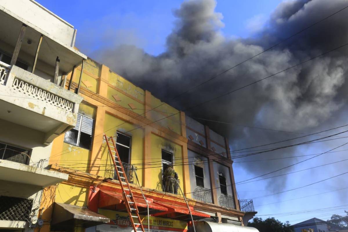 Fotos del feroz incendio que arrasó con edificio en San Pedro Sula