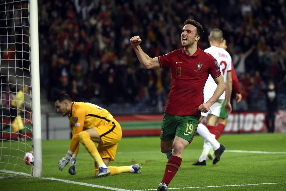 Diogo Jota festeja su gol para el 2-0 de Portugal sobre Turquía.