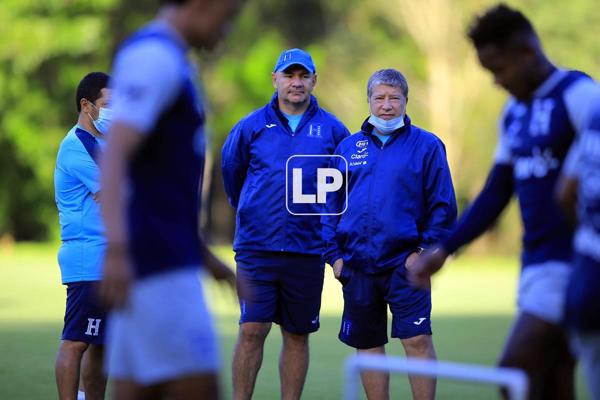 El ‘Bolillo‘ Gómez observando con su cuerpo técnico la práctica.