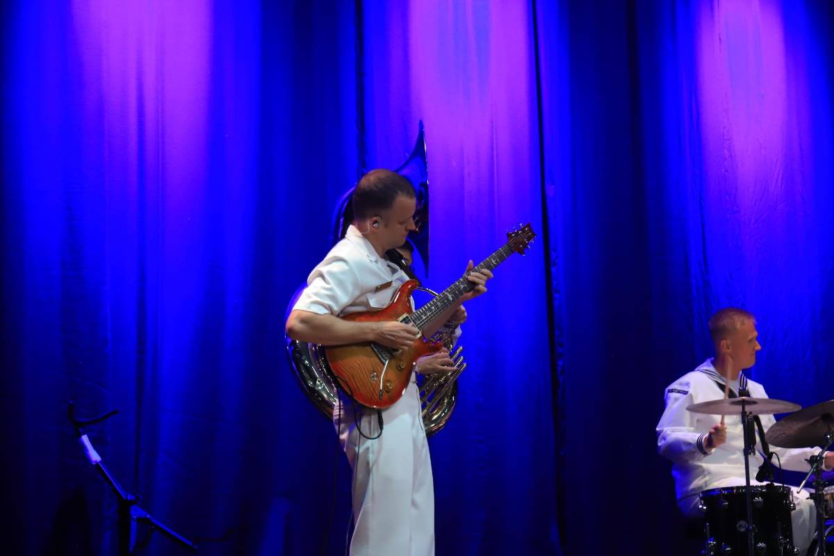 La Banda de la Fuerza de la Flota de los EUA deleita a sampedranos