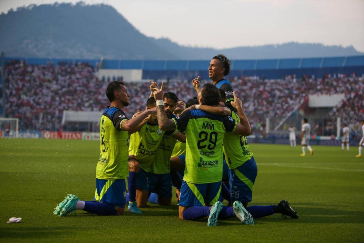 Jugadores del Olancho FC celebrando el gol.
