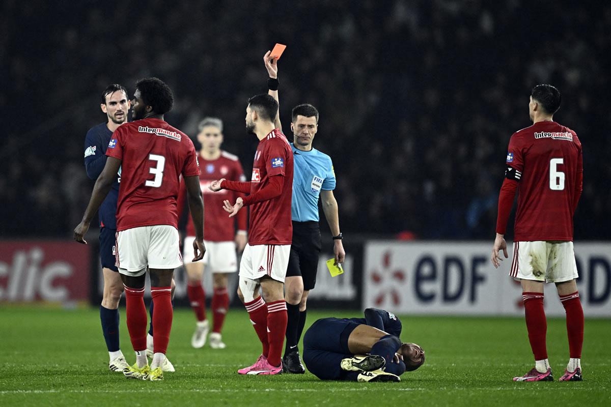 El árbitro expulsó a Lilian Brassier por la durísima falta contra Mbappé, quien quedó en el suelo con gestos de mucho dolor.