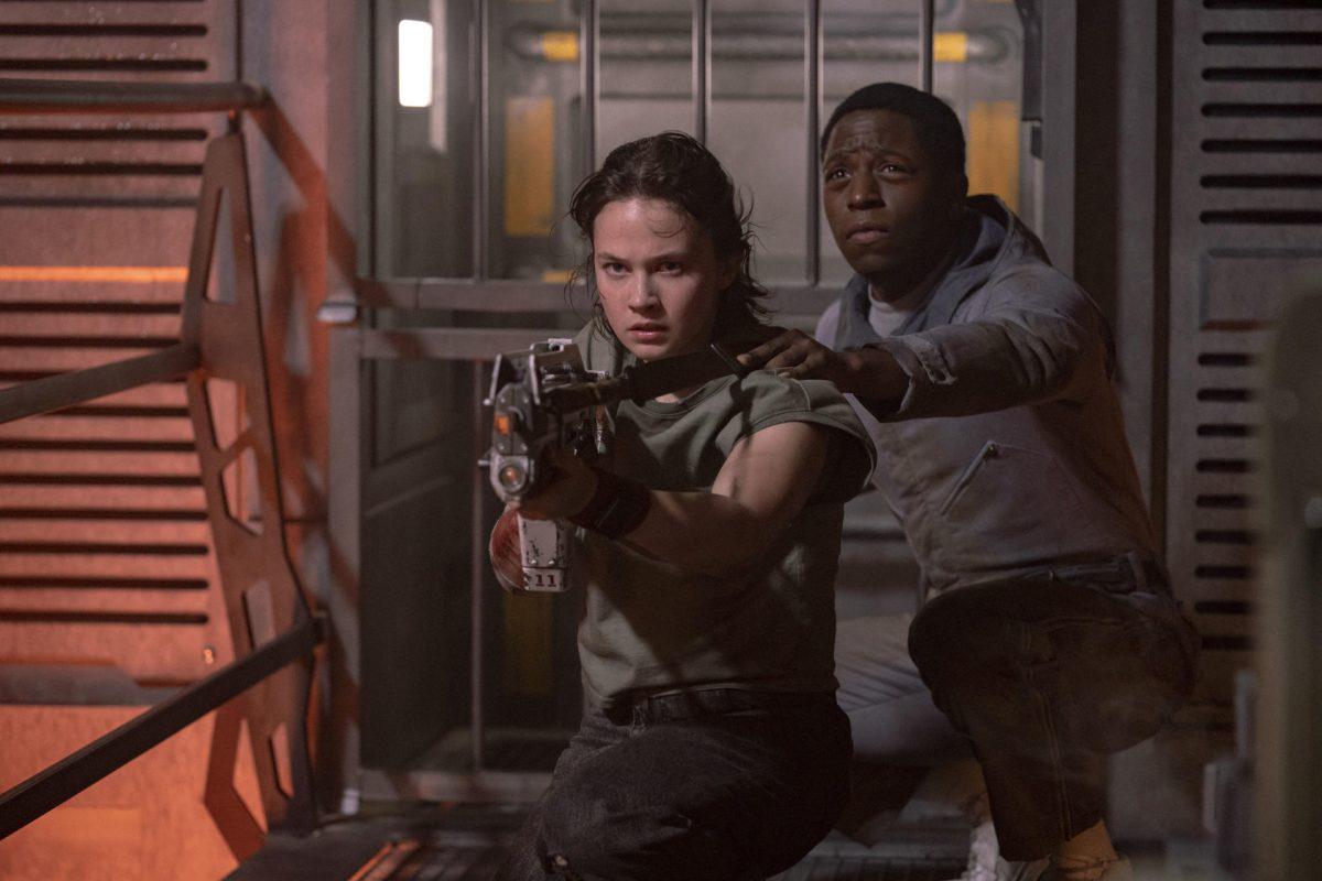 ‘Alien: Romulus’ sigue a uno de aquellos niños, Rain (Cailee Spaeny), una veinteañera que, junto a su hermano sintético Andy (David Jonsson), acepta robar una nave abandonada en el espacio para intentar llegar a otra galaxia desde donde puedan ver amanecer y tengan alguna esperanza de futuro.
