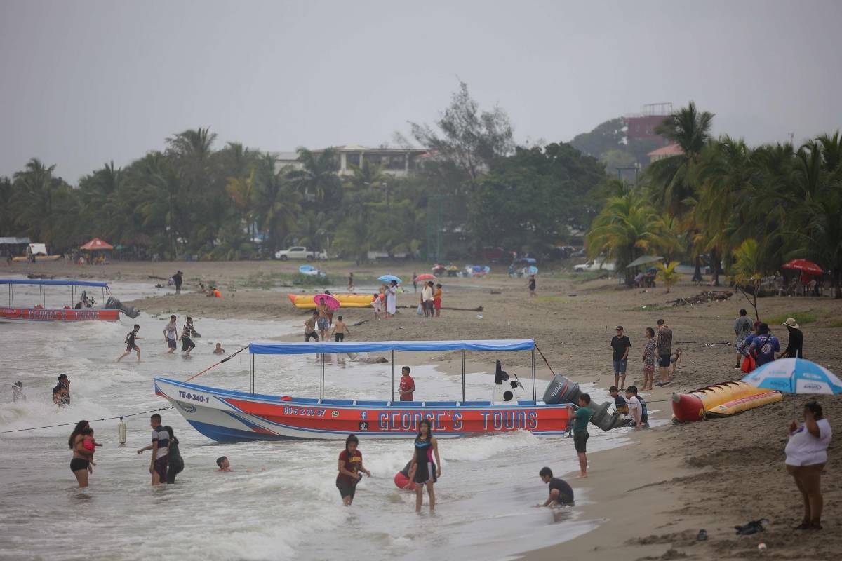 Lluvias afectan el turismo en Tela durante Feriado Morazánico