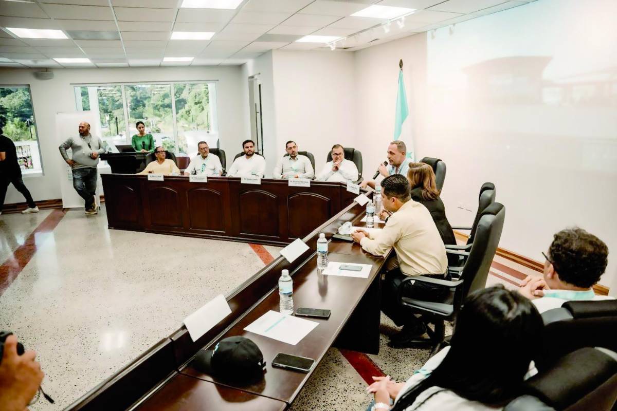 La apertura de la licitación para remodelar el Aeropuerto de Roatán se llevó a cabo en las instalaciones de la municipalidad de esta zona insular.