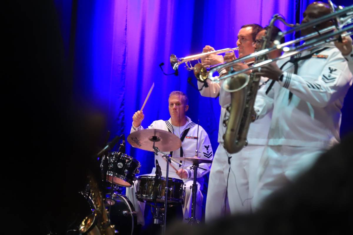 La Banda de la Fuerza de la Flota de los EUA deleita a sampedranos