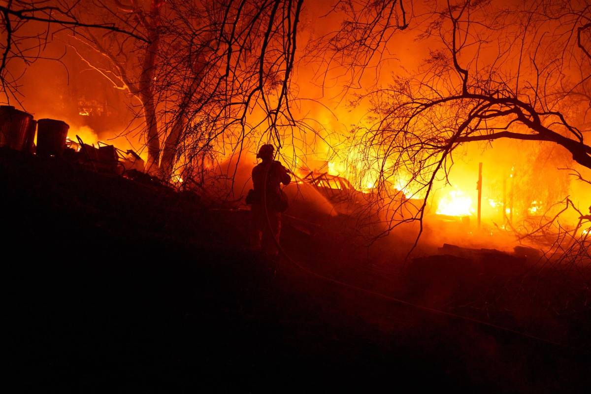 Decenas de evacuaciones por voraces incendios en California, Estados Unidos