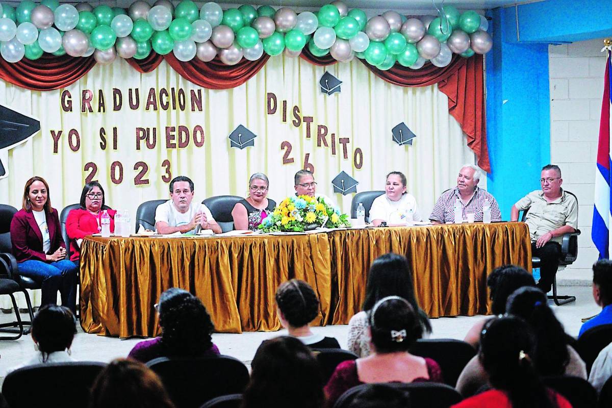 Gradúan primera promoción del programa “Yo sí puedo”