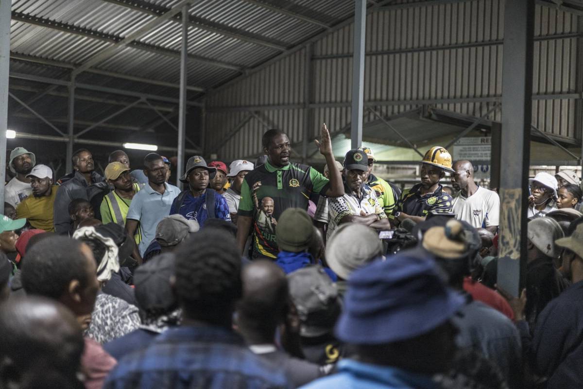 Más de 540 mineros siguen bajo tierra por una disputa sindical