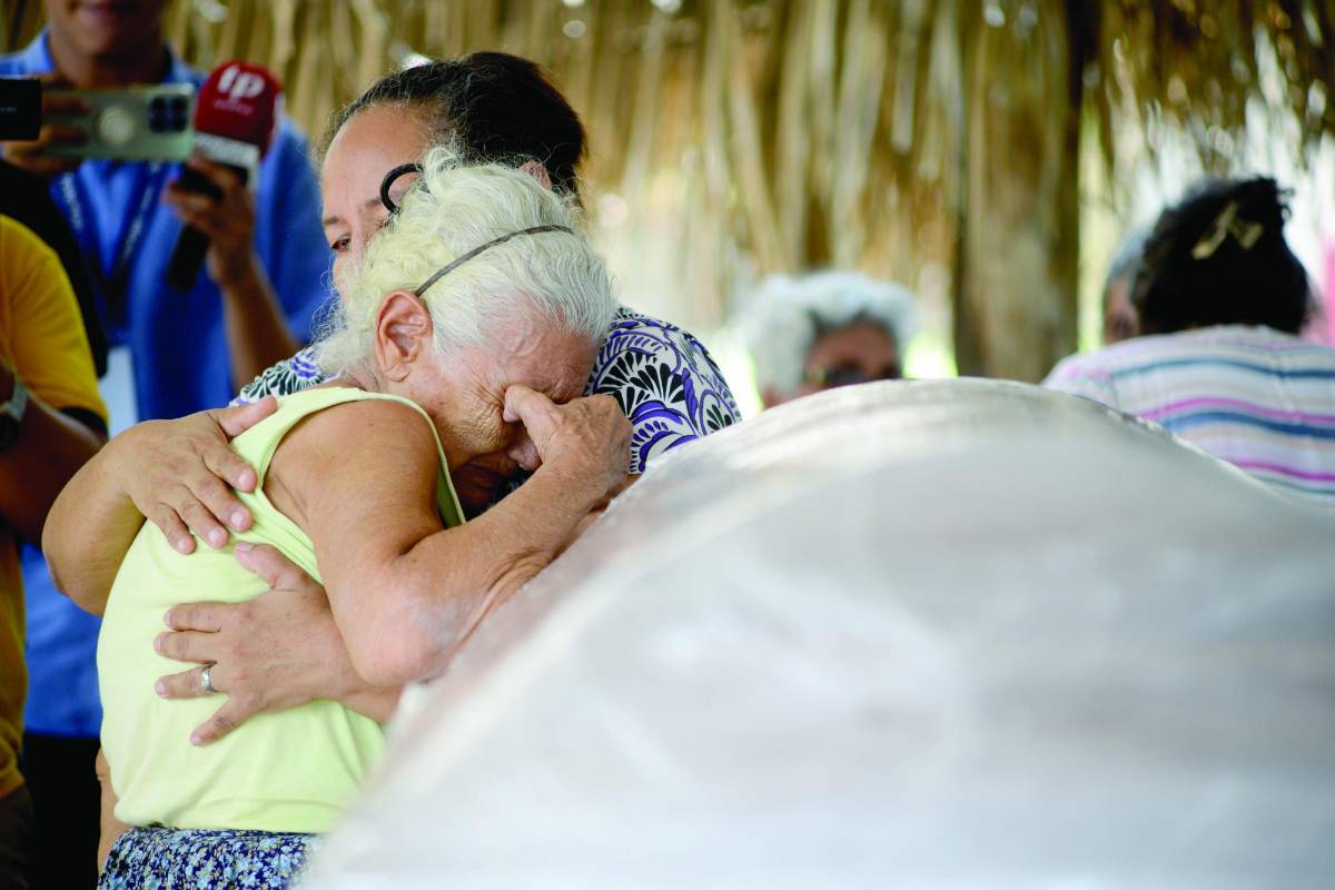 Tránsito Paz, madre del joven, lloró amargamente la muerte de su hijo menor.