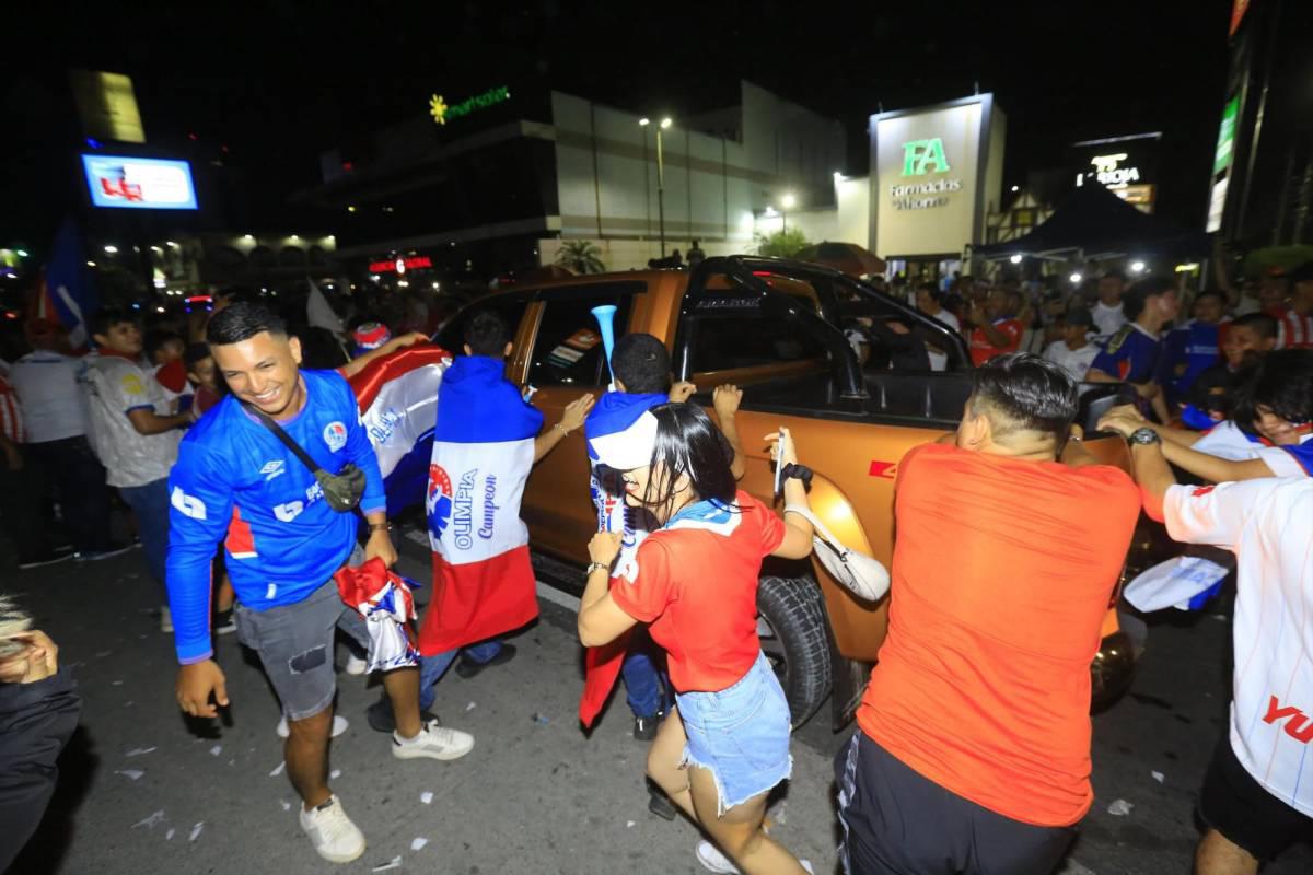 Aficionados del Olimpia festejan con todo: fiesta, locura y espectacular caravana