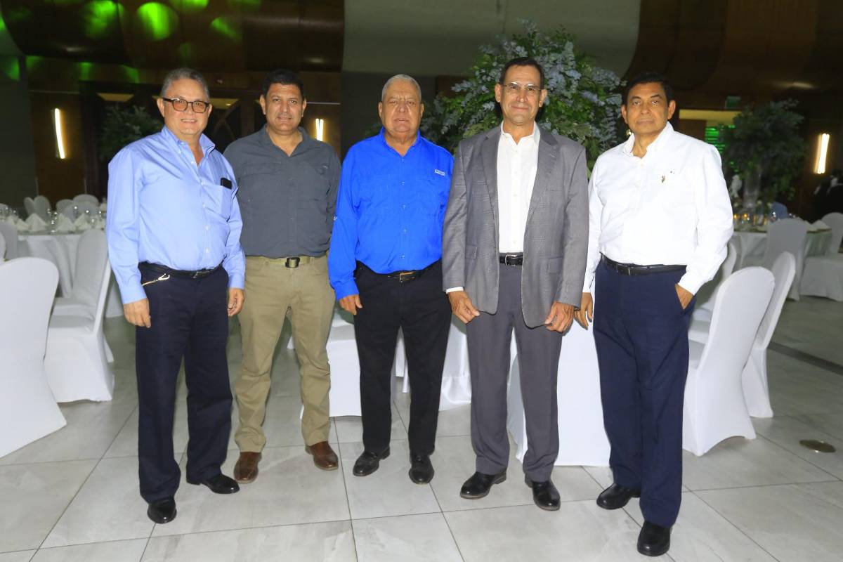 Realizan homenaje por su trayectoria empresarial a Flabio Tinoco