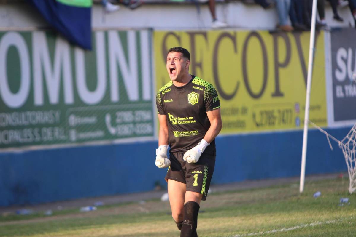 El portero Harold Fonseca celebrando con euforia tras el pitazo final.