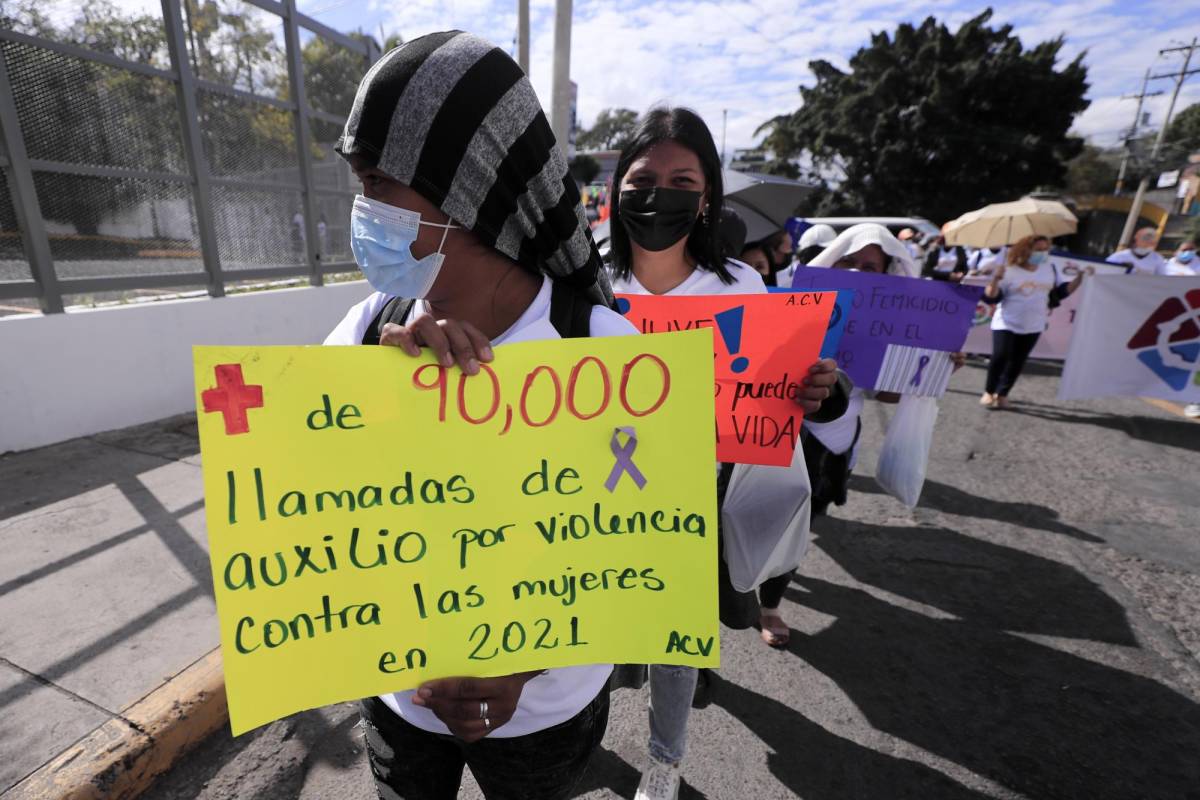 Una mujer participa en una marcha con motivo del Día Internacional de la Mujer hoy, en Tegucigalpa. EFE