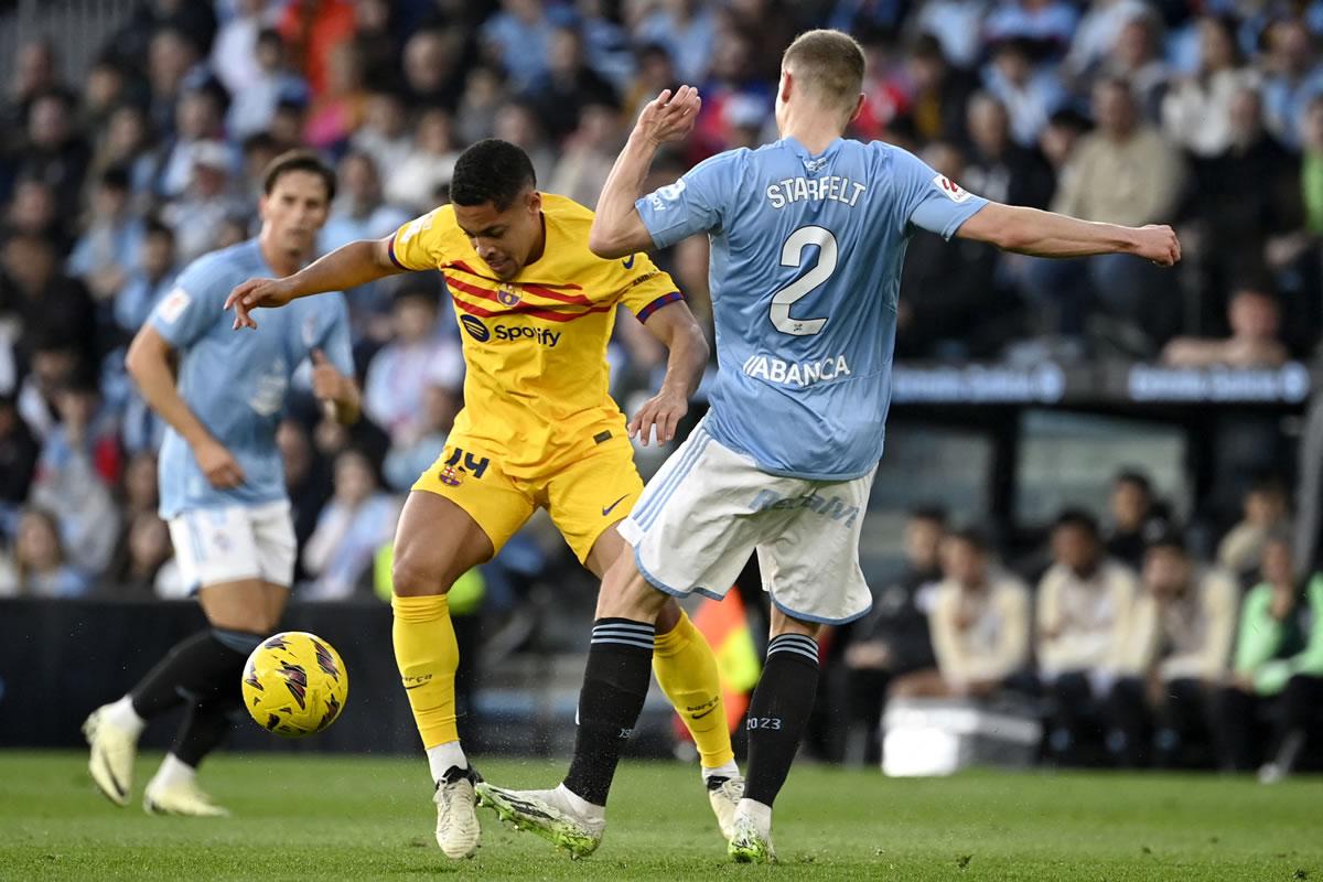 El brasileño Vitor Roque es marcado por el defensa sueco Carl Starfelt del Celta.