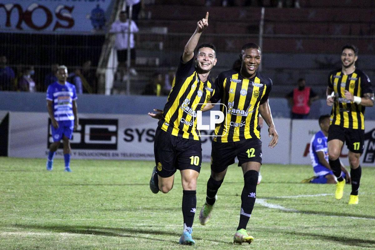 Jhow Benavídez celebrando su golazo que abrió el camino del triunfo del Real España.