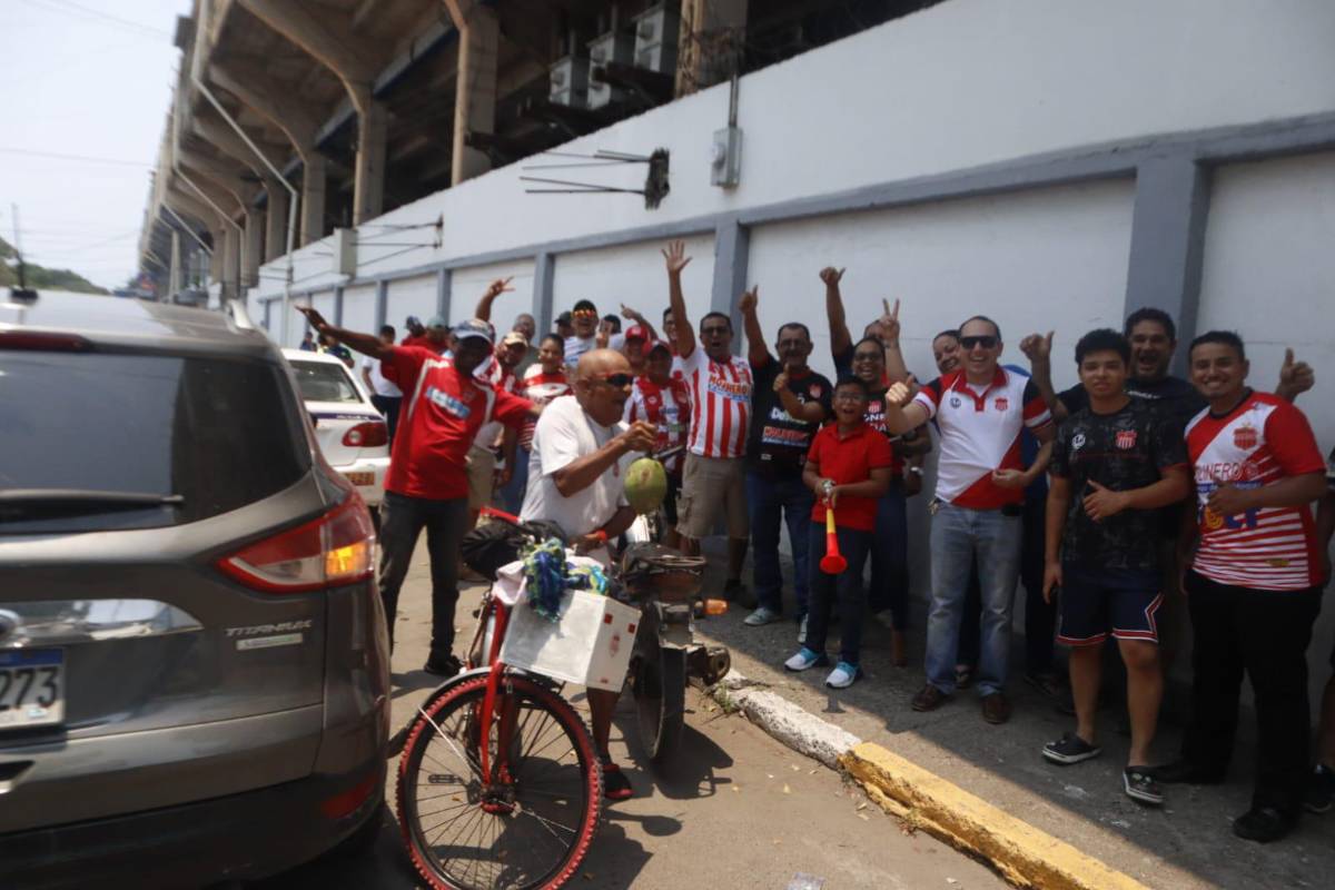 Aficionados del Vida en las afueras del estadio Municipal Ceibeño.