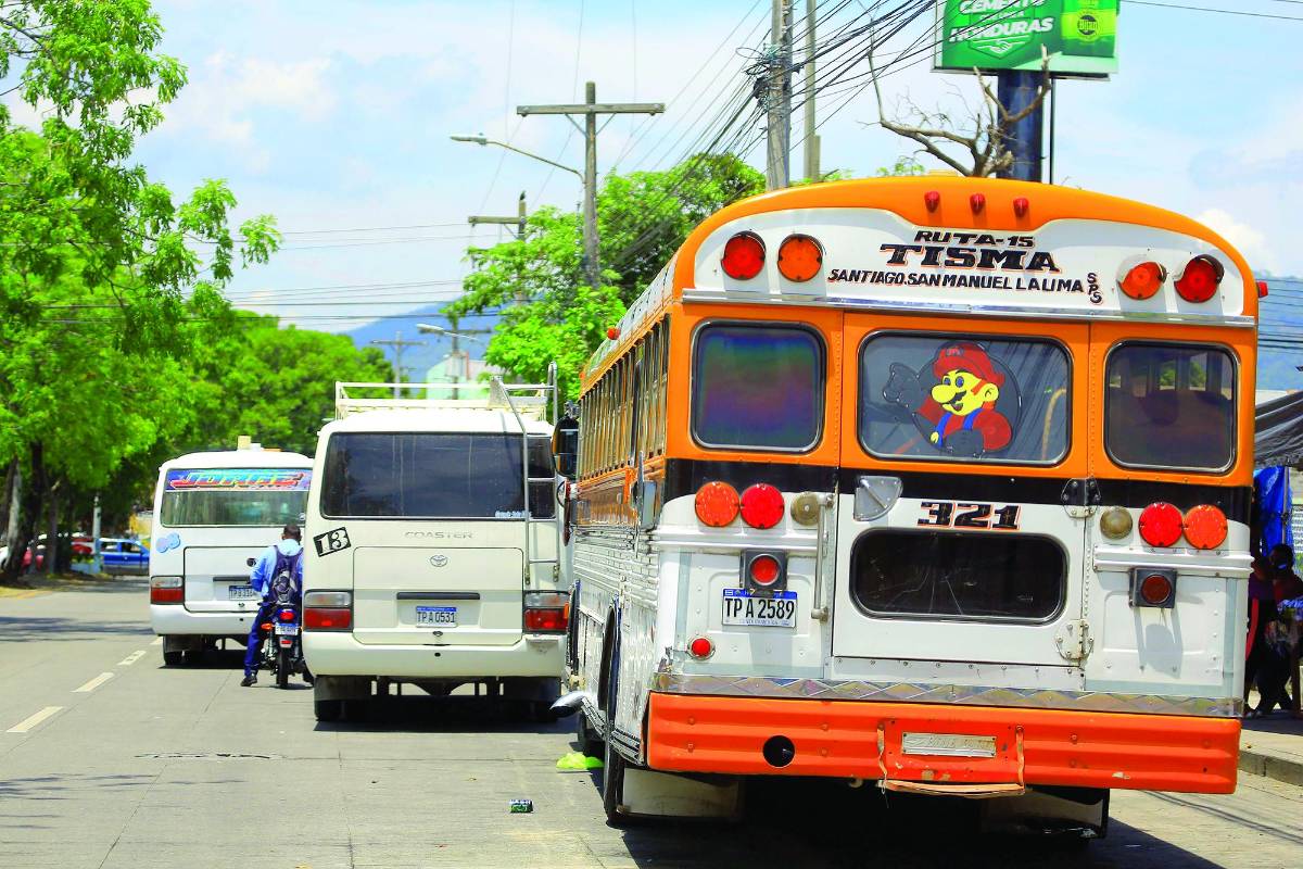 Convierten la Avenida Júnior  en terminal de buses del este