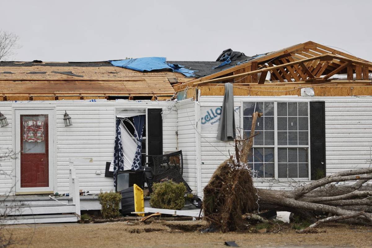 Varios tornados en el área central de Alabama provocaron seis muertes, mientras que el paso de una fuerte tormenta en Georgia se llevó la vida de una séptima víctima.