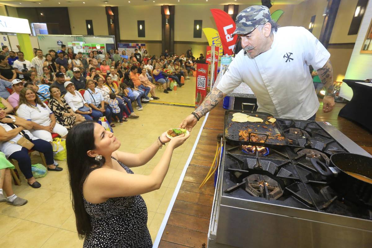El Chef Aquiles Chávez goza en la Expo Buen Provecho al ritmo de Sopa de caracol