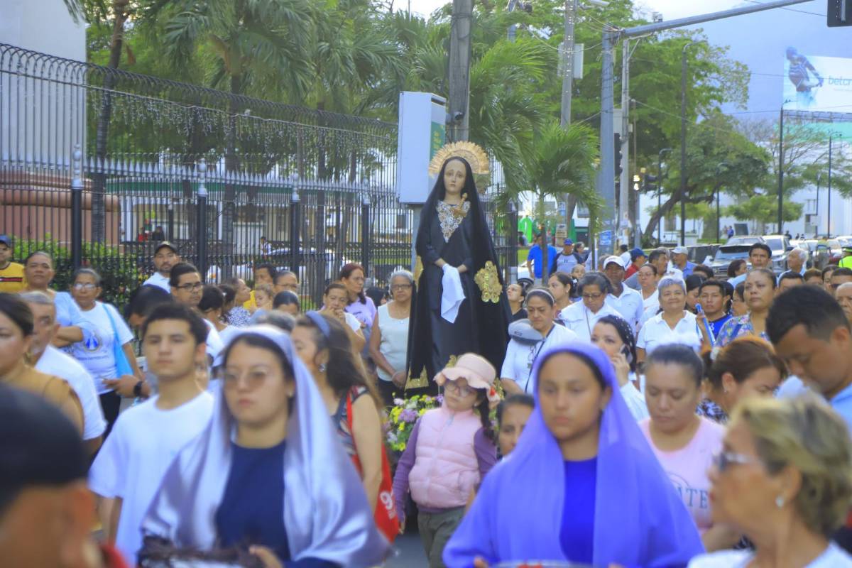 Miles de sampedranos acompañan procesión del Santo Entierro
