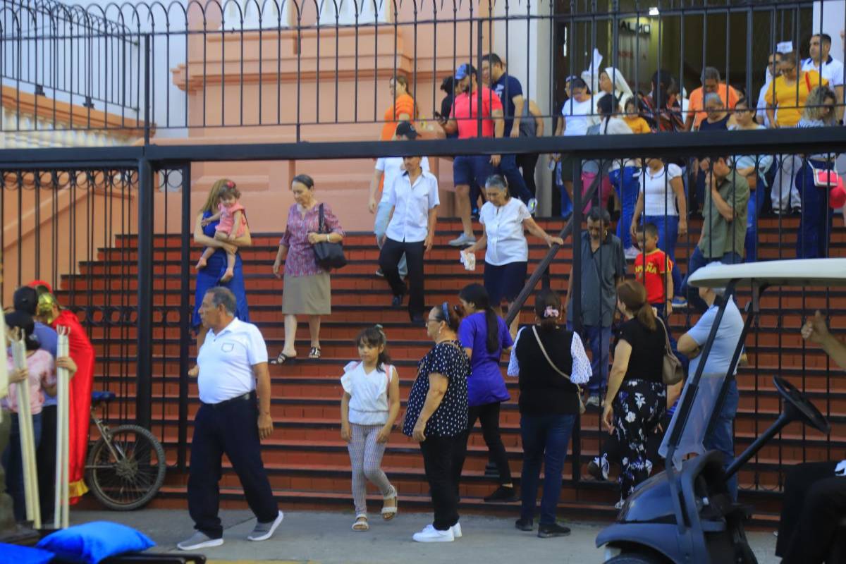 Miles de sampedranos acompañan procesión del Santo Entierro