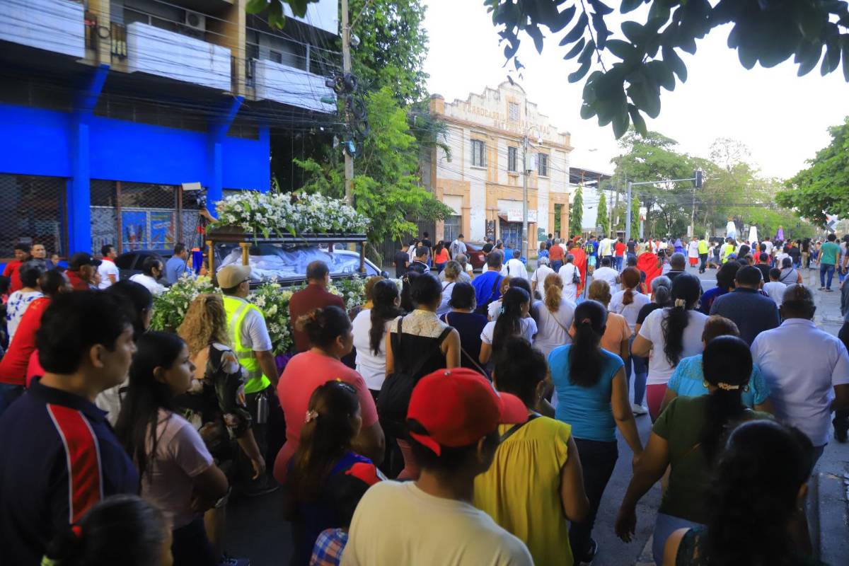 Miles de sampedranos acompañan procesión del Santo Entierro