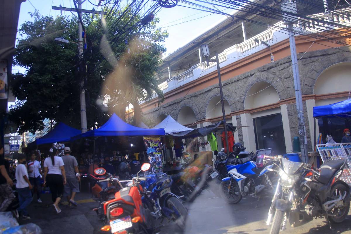 Hay decenas de carpas por todos lados y las calles sirven como estacionamientos, sin que nadie diga nada o haga algo y en serio, sin improvisaciones.