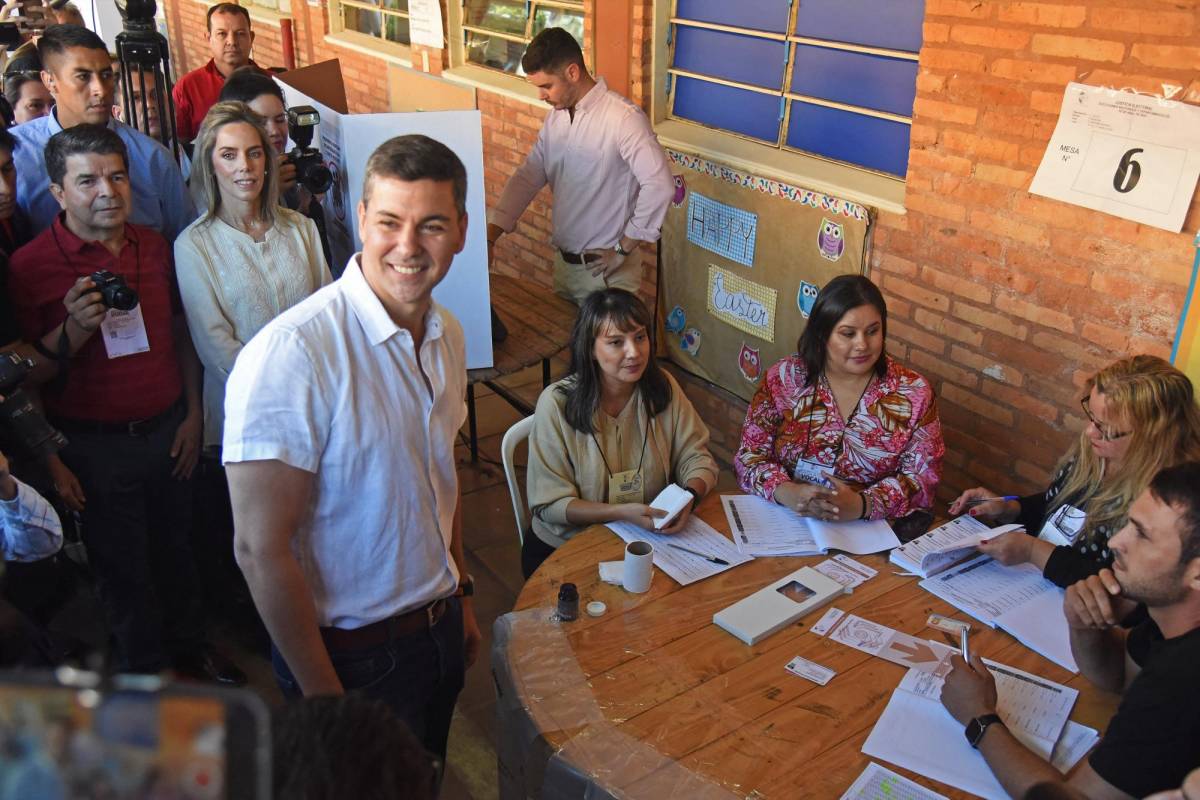 Paraguay vota en unas cerradas presidenciales, en medio de acusaciones de corrupción