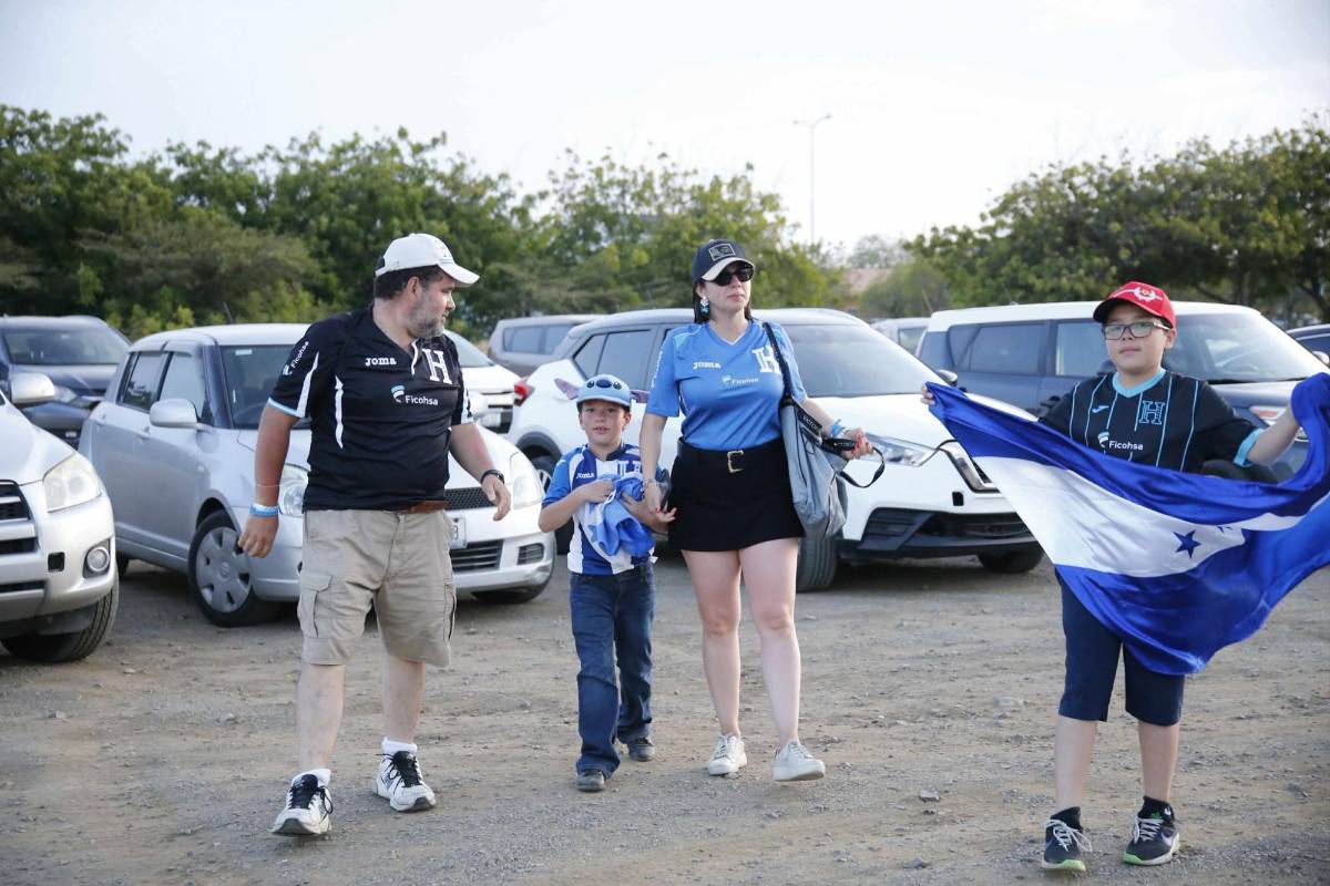 Redondo y su pareja presentes; bella catracha y mundialista en el Haití-Honduras