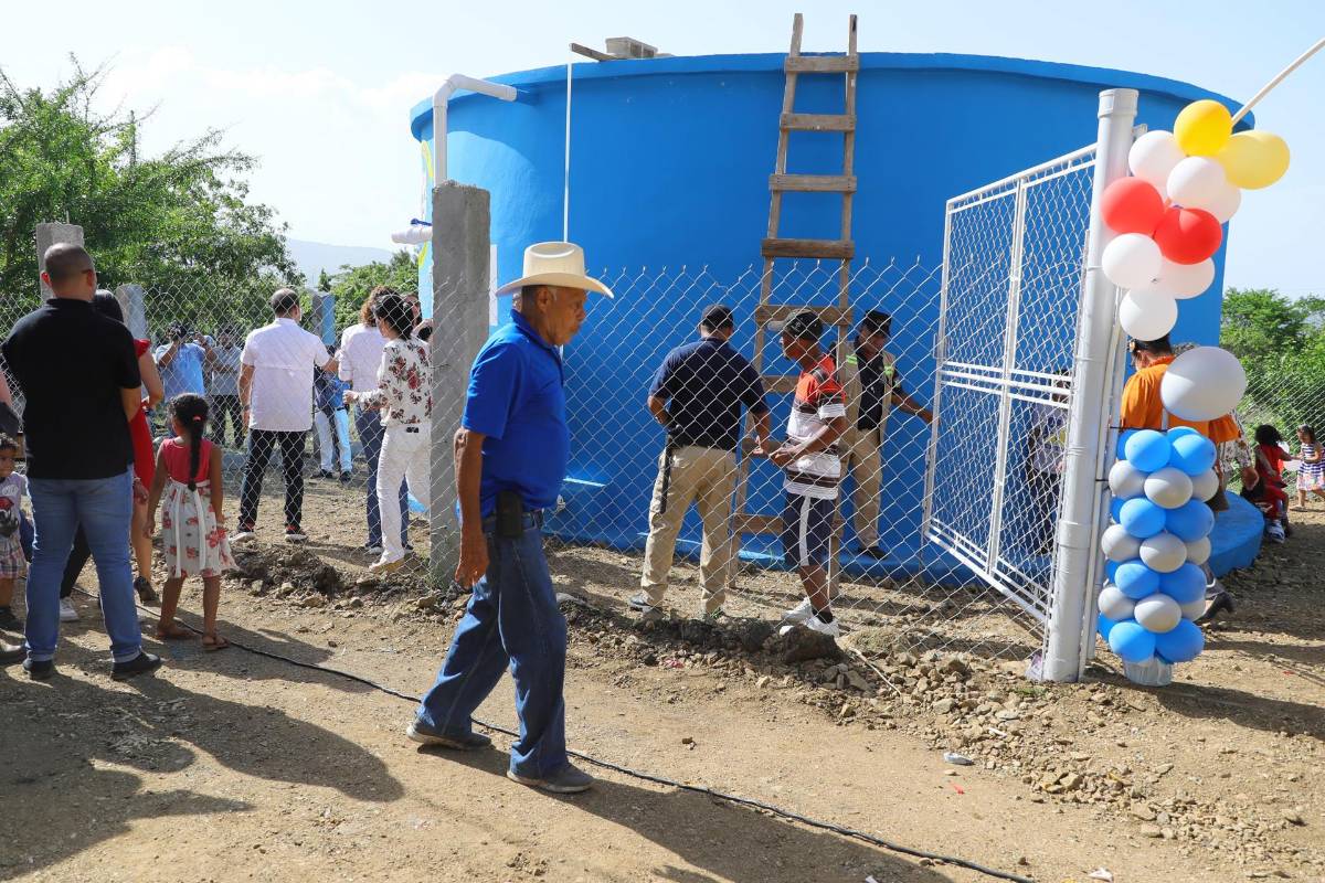 Residentes del barrio Flor del Campo asisten hoy a la inauguración de un tanque de agua potable en el municipio de Villanueva, departamento de Cortés (Honduras).