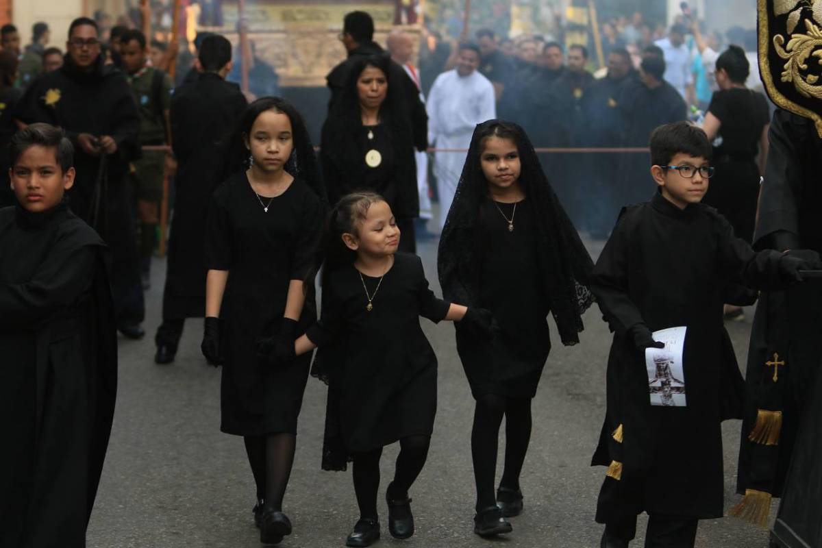 Santo Entierro: entre silencio y fe, fieles acompañan el cuerpo de Jesús