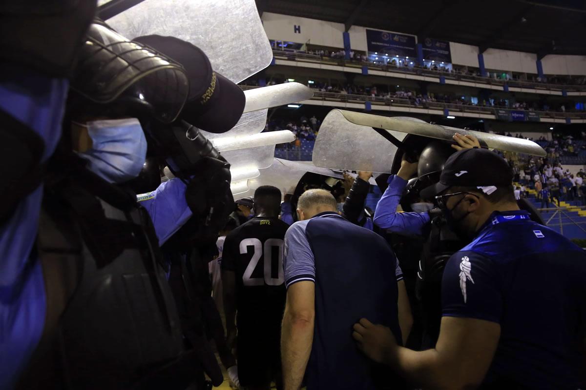 Fabián Coito tuvo que ser protegido por la Policía Nacional.