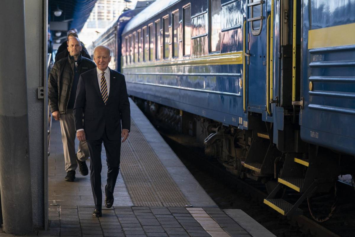 Vuelo secreto y diez horas en un tren nocturno: Así llegó Biden a Kiev