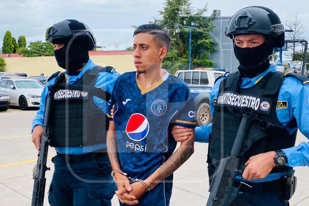 Isai Jonathan Núñez Cruz es custodiado por agentes Antisecuestro.