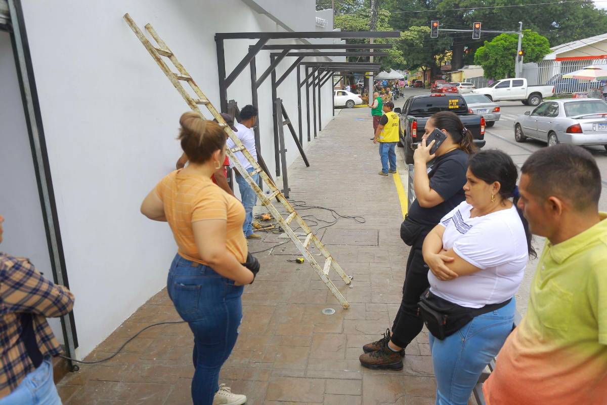 Locatarios del mercado Guamilito construyen puestos sobre acera para exhibir flores