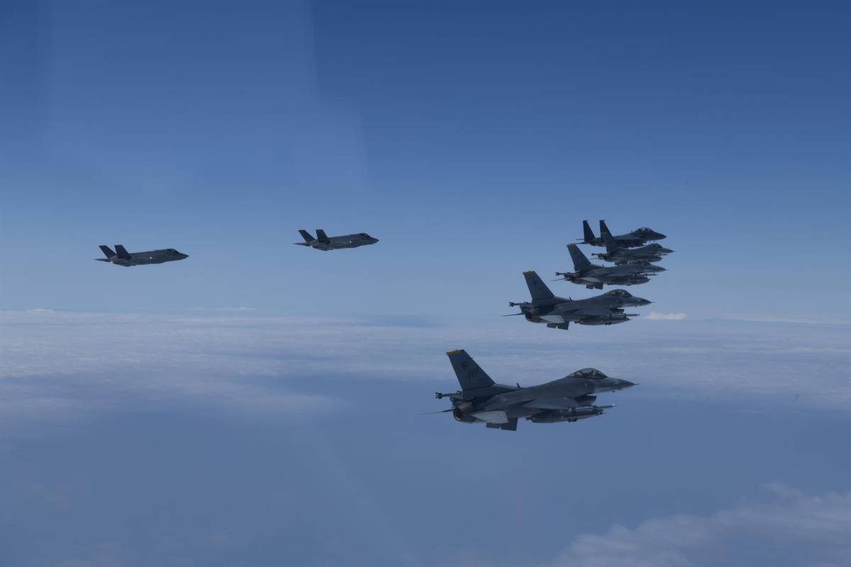 EEUU y Corea del Sur despliegan aviones de combate tras pruebas de misiles del Norte