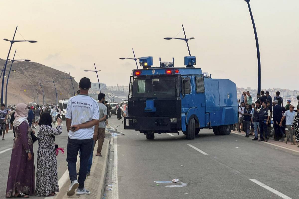 El caos se apodera de la frontera de Ceuta: miles de jóvenes quieren llegar a España
