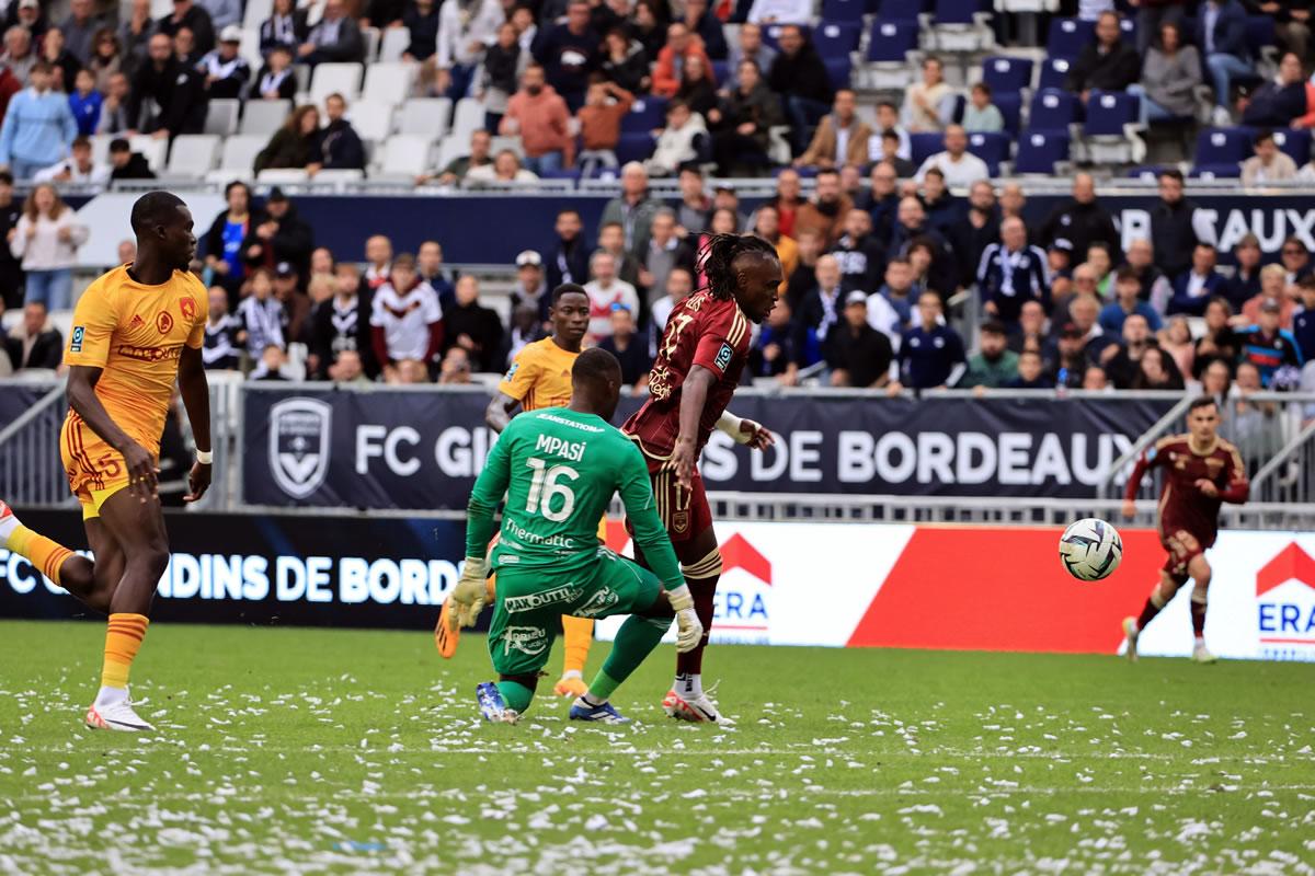 Alberth Elis eludió la marca de Lionel Mpasi, pero fue derribado por el portero del Rodez.