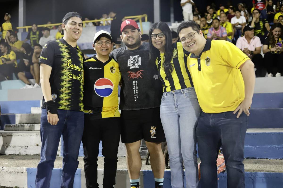 Futbolista sorprende a su bella novia, beso, fiesta del Real España y susto