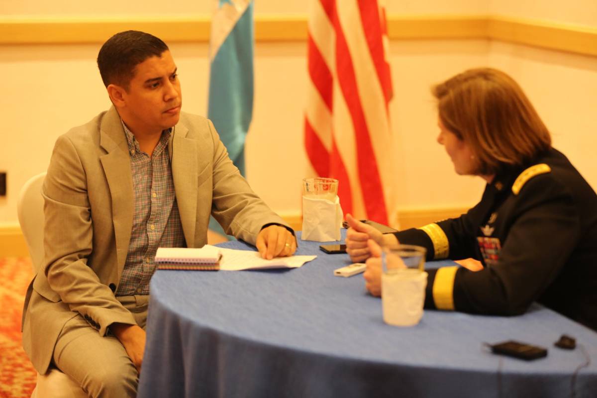 Laura Richardson en entrevista con un periodista Fernando Maldonado.